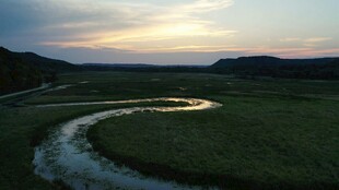 草原暮色中的蜿蜒河流
