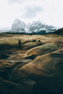广袤荒原与远处雪山景观