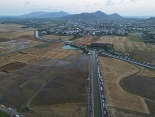 俯瞰广袤农田与蜿蜒道路