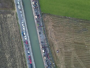 公路拥堵的高空俯瞰图