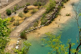 山间碧水畔的自然景致