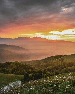 山间日落美景 繁花相伴