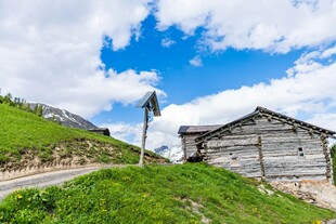 山间木屋美景