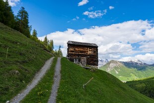 山间小屋旁的蜿蜒小径