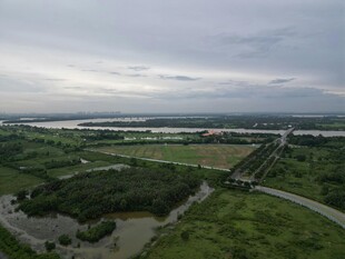 俯瞰绿野间蜿蜒公路与河流