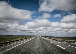宽阔公路伸向蓝天白云