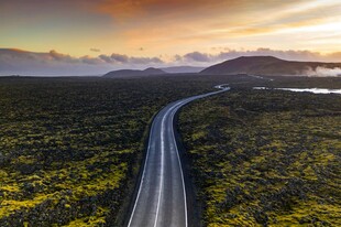 夕阳下的蜿蜒公路美景