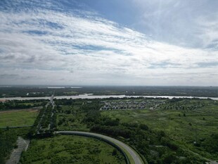 俯瞰蜿蜒公路与广阔景致