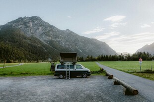 山间停车处的宁静风景
