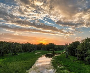夕阳下的田野小径美景