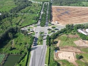 乡村公路交叉处俯瞰景