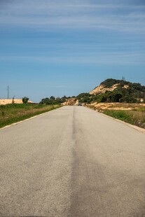空旷公路延伸向远方