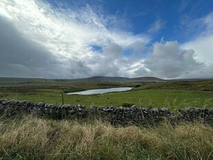 草原上的静谧湖泊与石墙