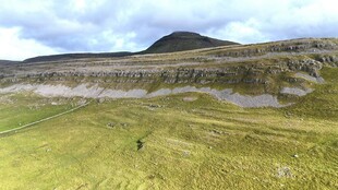 草原山丘间的徒步风景