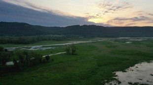 黄昏下的草原河流美景