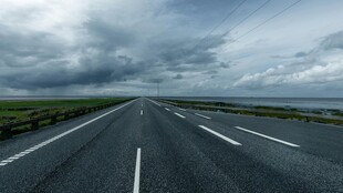 空旷公路伸向远方