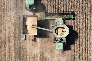 农田中的农业机械设备