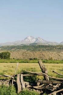 田野边的木栅栏与远山