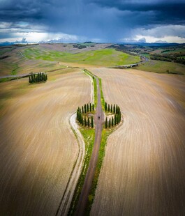 蜿蜒田野路 天地间的美景