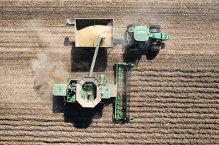 农田中的农机作业场景