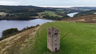 湖畔孤石 自然风光如画