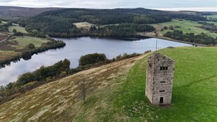 山丘上的古老塔楼与河流