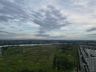 俯瞰广袤绿野与天际