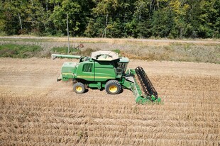 绿色 割机田间作业