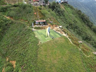 山坡上的建筑与绿地景观