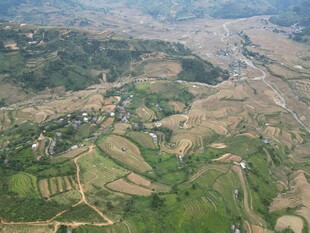俯瞰山间梯田村落美景