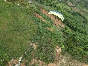 空中俯瞰山间的绿色建筑