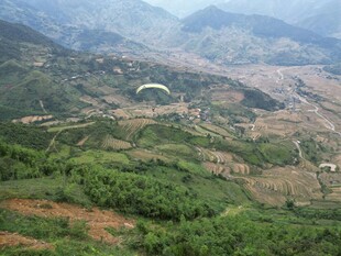 空中俯瞰山间景色
