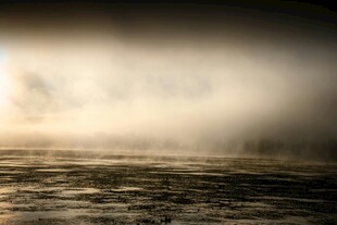 雾霭笼罩下的广袤大地