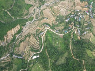 俯瞰山间梯田美景
