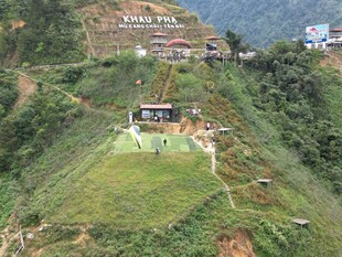 山间开阔场地与周边景致