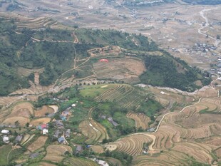 俯瞰山间村落田园风光