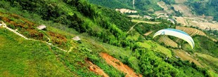 空中俯瞰山间滑翔伞美景