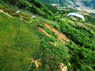 空中俯瞰翠绿山间景色
