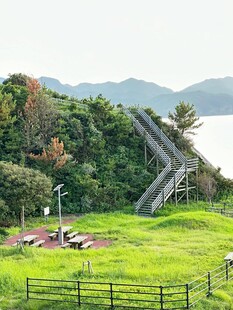 山间草地与蜿蜒轨道风景