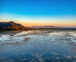 夕阳下的广阔盐湖美景