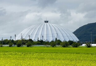 田野中的巨型圆顶建筑