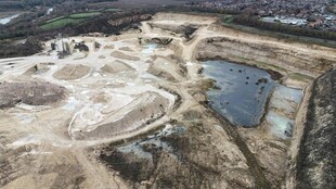 俯瞰露天矿场及积水区域