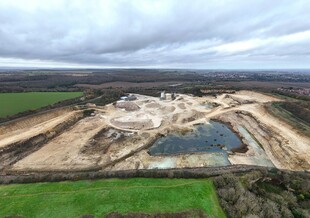 俯瞰大型建筑工地现场