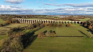 田园上的宏伟高架引水桥