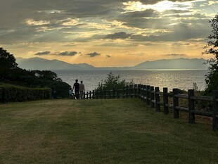 黄昏下的海边漫步小径