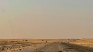  漠公路上的车辆行驶