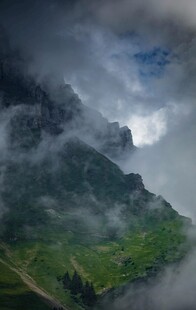 云雾缭绕的山间美景
