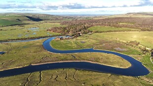 蜿蜒河流穿广袤原野