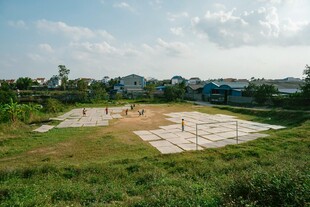 户外空旷的休闲运动场地