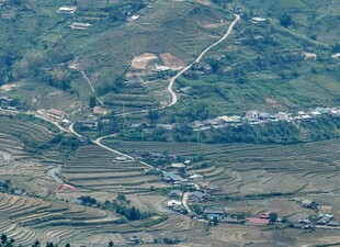 俯瞰山间蜿蜒村落景观
